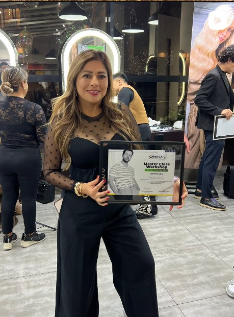 Paola Ríos mostrando un certificado de formación profesional